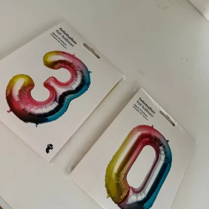 Folieballong Siffra 3 & 0 - Två nya folieballonger i siffrorna 3 och 0, perfekta för födelsedagar eller jubileum. Ballongerna har en färgglad metallic-finish och är förpackade i obrutna originalförpackningar. Passar för helium eller luft. Inga synliga skador eller slitage.