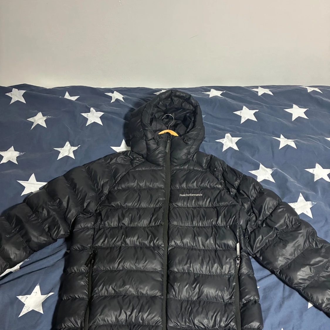 Svart dunjacka Peak Performance L