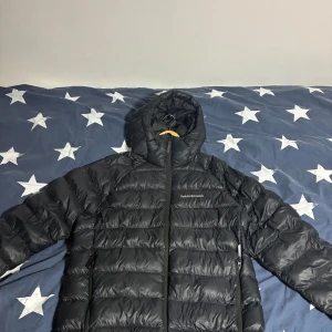 Svart dunjacka Peak Performance L - Svart dunjacka från Peak Performance i storlek L. Knappt använde köpte den i vintras.