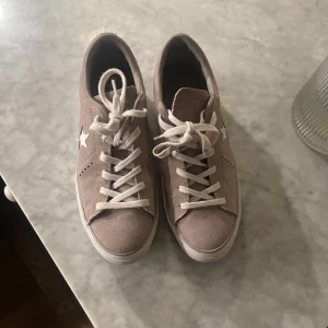 Ljusgrå skor, converse - Säljer ett par ljusgrå sneakers från converse i stl. 39. Skorna har använts några gånger men är varsamt använda. Dom har en stjärna på sidan och sulan är något högre än standard. Jag putsar och fixar till skorna innan dom skickas iväg! Om nån undrar nått så hör av er!!🥰🥰Priset kan diskuteras!