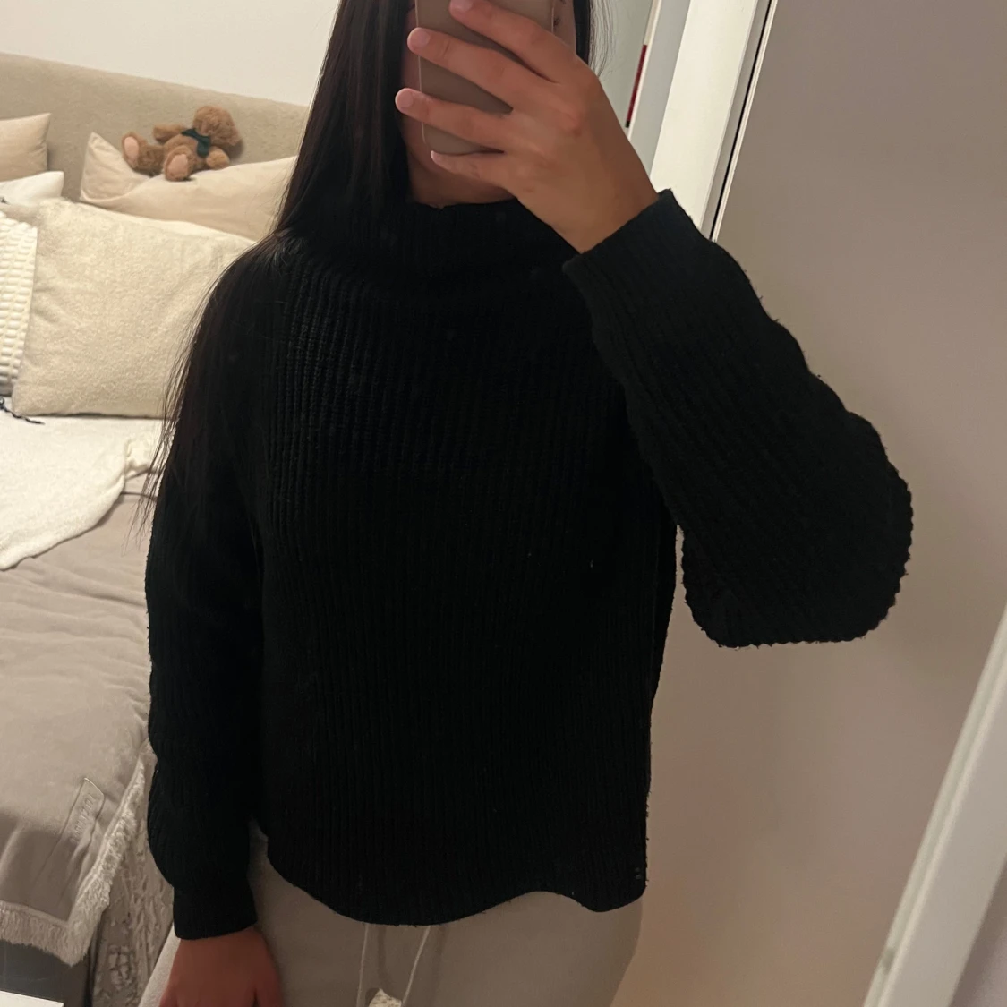 Svart stickad polotröja