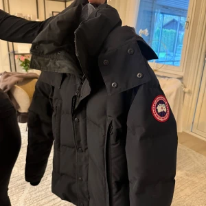 Svart dunjacka från Canada Goose - Modell - Wyndham parka 