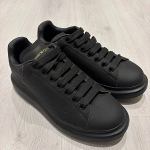 Alexander Mqueen - Ett par schysta Alexander Mqueen skor som är använda en gång, in princip sprillans nya. Skick 9,5/10 som sagt nästan helt nya. Nypris på dessa går för runt 5300, mitt pris är 1499. Hör av vid frågor! OBS: säljs billigt pga ingen låda eller kvitto.