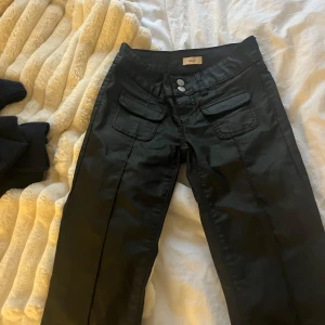 Nelly slutsålda skinnbyxor - Jättefin men går inte att få tag på nåt mer då det är helt slutsålda så hemsidan köpte för 699kr  ALDRIG ANVÄNDA!!