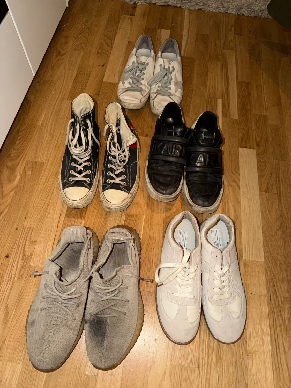 Mix av sneakers och trainers