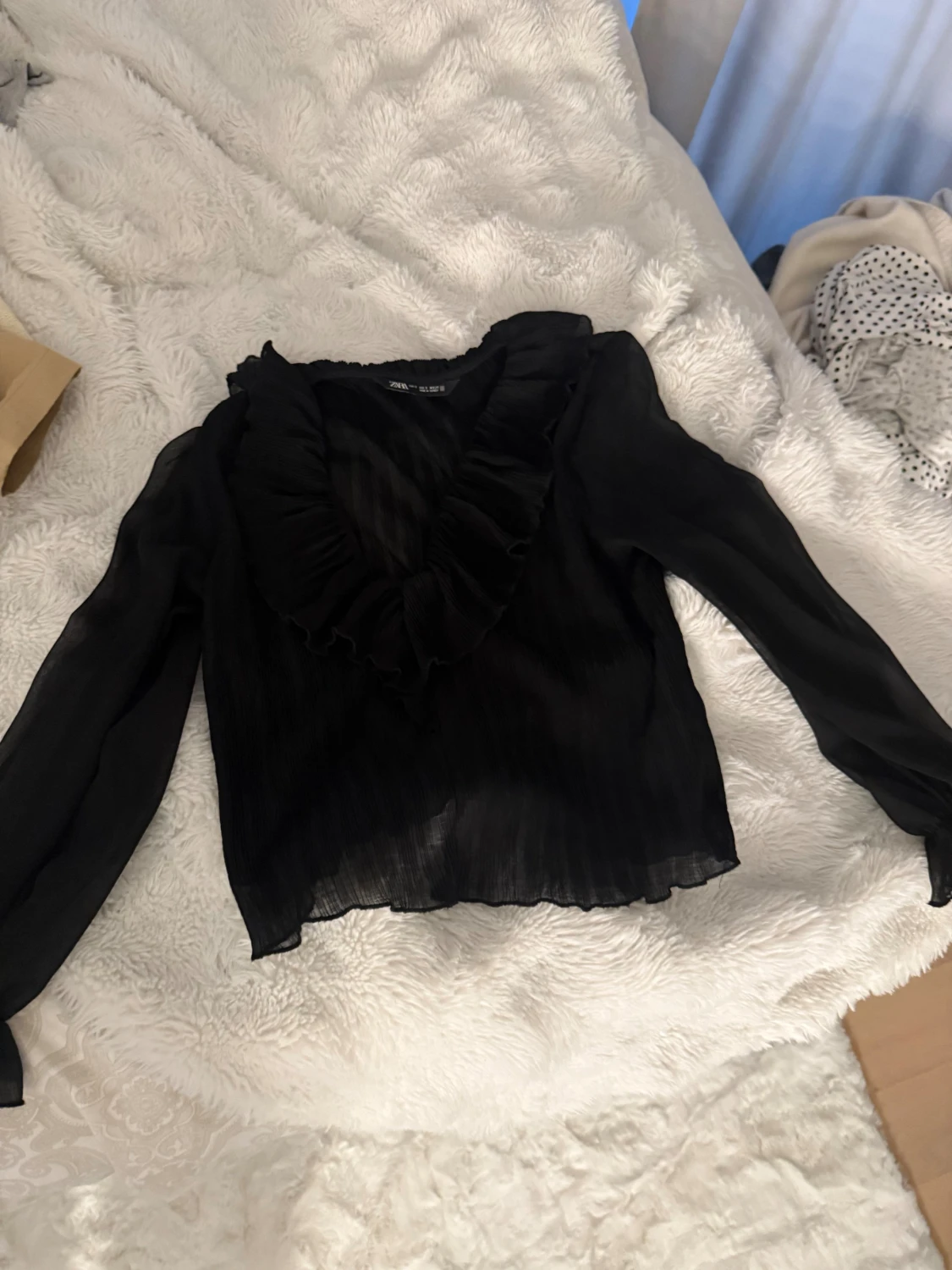 Svart blus med volang från Zara - 2