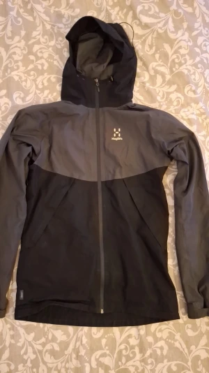 Haglöfs jacka  - Använder den väldigt sällan, fick present 