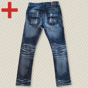 Slim Nudie Jeans Med Sjuk Wash  - Ett par riktigt snygga Nudie Jeans i modellen Dude Dan med helt sjuk wash! Storlek:30/32. Riktigt fint skick. Skriv om du har frågor! Mått: Midja – 41,5 cm, Lår – 27 cm, Innersöm – 82 cm, Yttersöm – 107 cm, Benöppning – 18,5 cm