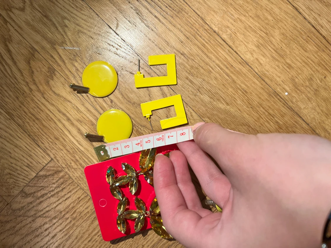 Fyra par coola örhängen i gult - 1