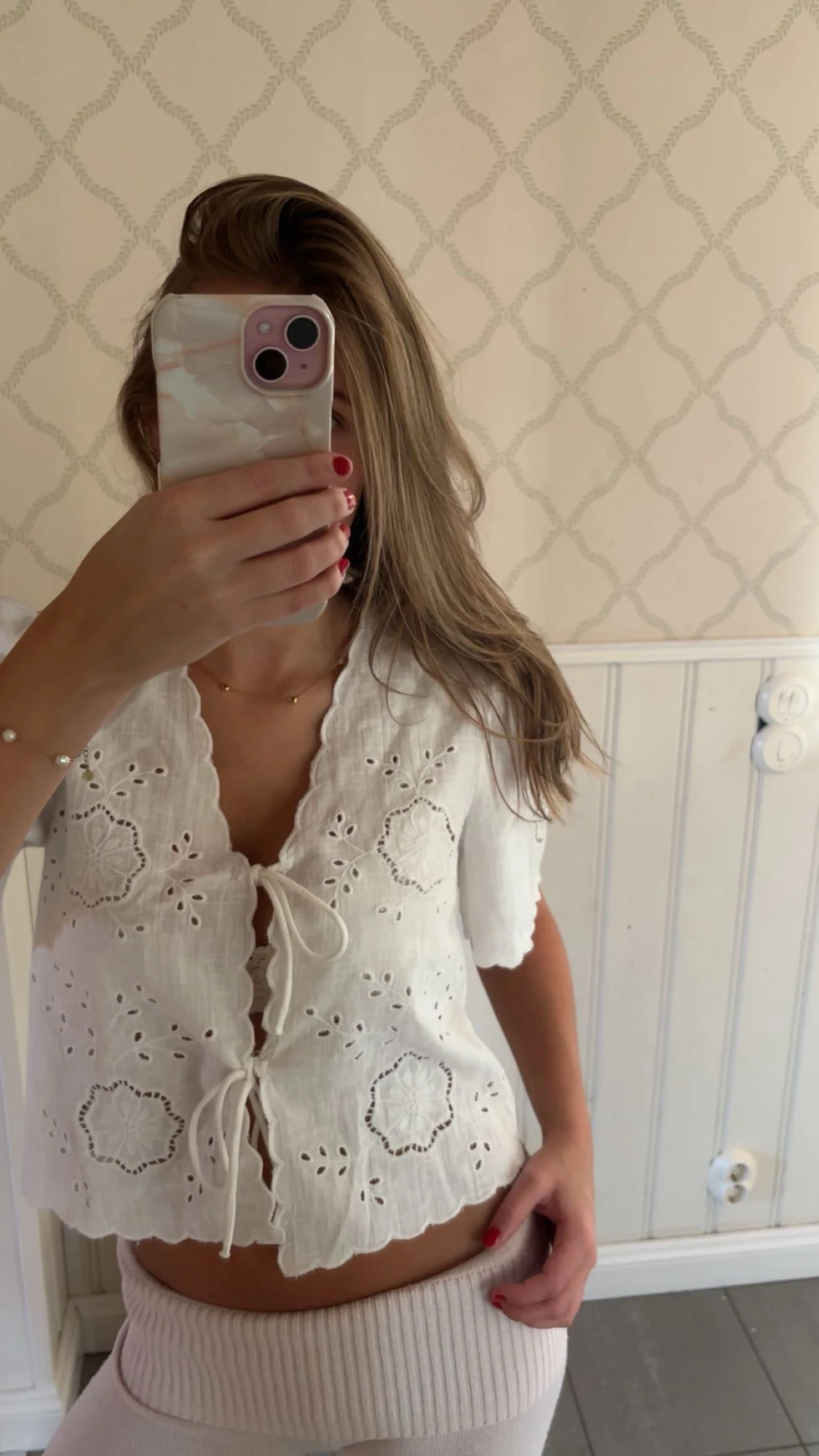 Vit blus med broderade detaljer Gina Tricot