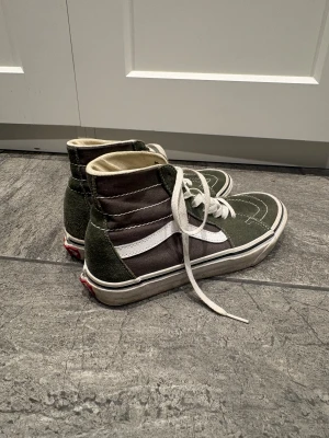 Vans - Gröna populära vans som är i jätre bra skick, anvdänd endast några gånger. Köpta för 800 om jag inte minns fel💖