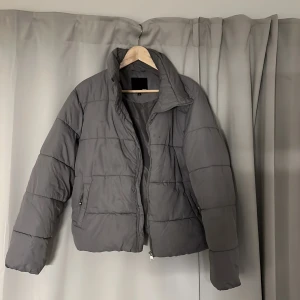 Grå pufferjacka från 157, stl M - Säljer en grå pufferjacka från 157 i storlek M. Jackan har vissa fläckar