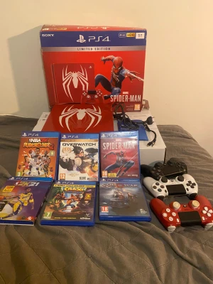 PS4 Spider-Man Limited Edition Bundle - PS4 Limited Edition Spider-Man – Fint skick + tillbehör  Säljer min PlayStation 4 Limited Edition Spider-Man (1TB) i bra fungerande skick. Konsolen är hel och fungerar utan problem. Den har endast några mindre repor från normalt användande, inget som påverkar funktionen.  Ingår: • PS4 Spider-Man Limited Edition 1TB • 3 fullt fungerande kontroller • 6 spel • Strömkabel (HDMI-kabel saknas) • Laddningssladd till kontroller • Originalkartong (lite sliten/sönder i kanten) • Manual och innehållspaper 