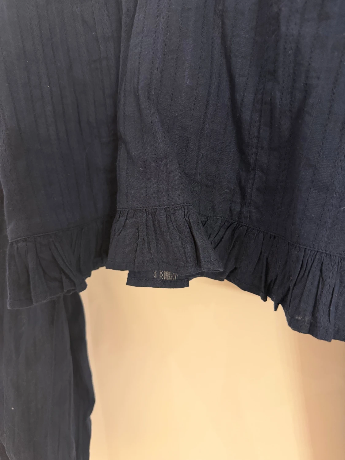 Mörkblå croppad blus med volang - 1