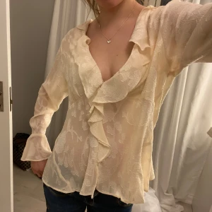 Zara blus - Så fin cremevit blus från zara i jättebra skick! Nästan helt oanvänd.