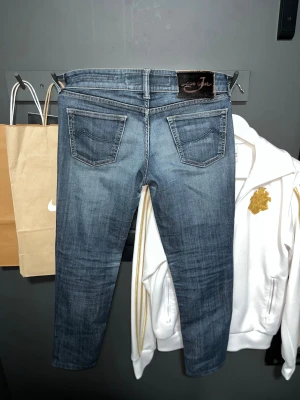 Jacob Cohën jeans - Väldigt eftertraktade jeans i fint skick🙌 Säljer för att de är för korta för mig. Det står ingen riktig storlek i jeansen men uppskattar att det är W28 med mindre längd än L30. Mått och bilder med plagget på kan skickas vid intresse👍(Modellen är 178cm och väger 60kg).