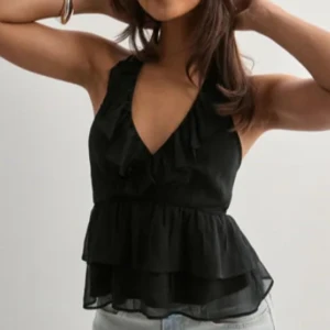 Nelly topp - Säljer en svart topp från Nelly. Aldrig använt bara testat och insåg att den var lite för stor. Köpt från Nellys hemsida för 280