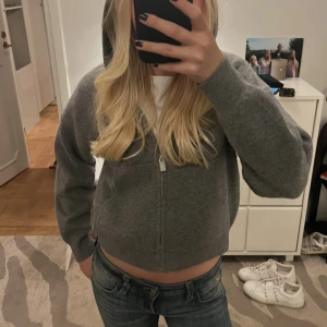 Grå croppad hoodie med dragkedja  - Säljer en super fin och gosig hoodie😻perfekt nu till hösten🍁🍂 Andvänd ett fåtal gånger💓 Pris går alltid att diskutera❣️😇