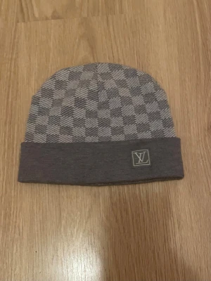 Mössa - Stilig grå mössa. Bra kvalité och bekväm under kalla tider. Kontakta vid minsta lilla fråga!