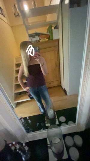 Vinröd tubtopp - Säljer en vinröd bandeau tubtopp som sitter tight och har en enkel, stilren design utan axelband. Toppen är figurnära och passar perfekt till allt. Materialet känns mjukt och stretchigt, vilket gör den bekväm att bära hela dagen.🤩