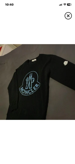 Svart Moncler sweatshirt med logga - Tvär fet Moncler tröja helt ny använd 1-2 gånger max skickar samma dag!