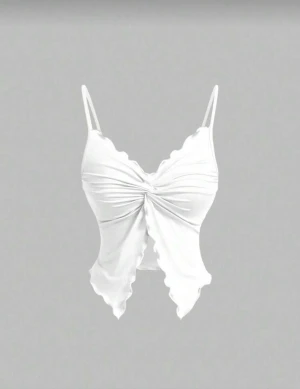 Vit omlott linnetopp med vågig kant - Säljer en vit linnetopp med smala axelband och snygg omlott-effekt framtill. Toppen har vågiga kanter både upptill och nedtill som ger en cool och unik look. Materialet är mjukt och stretchigt, perfekt för sommarens varma dagar. Passformen är tight och croppad.