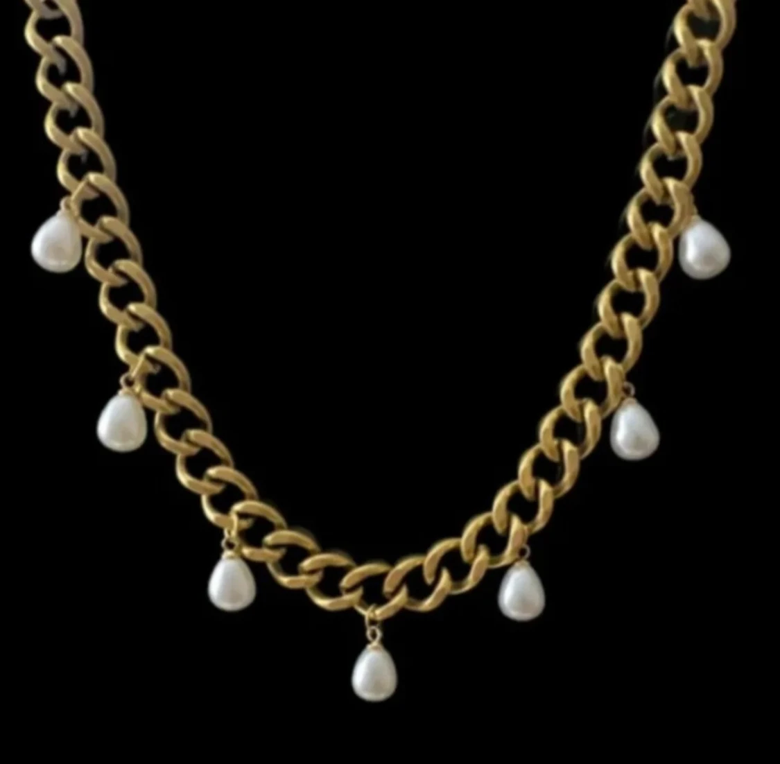 Guldpläterat halsband med droppformade pärlor