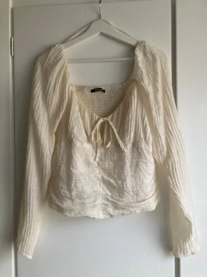 Blus från Gina Tricot - Fin créme vit blus från Gina Tricot i storlek M. Fint skick.