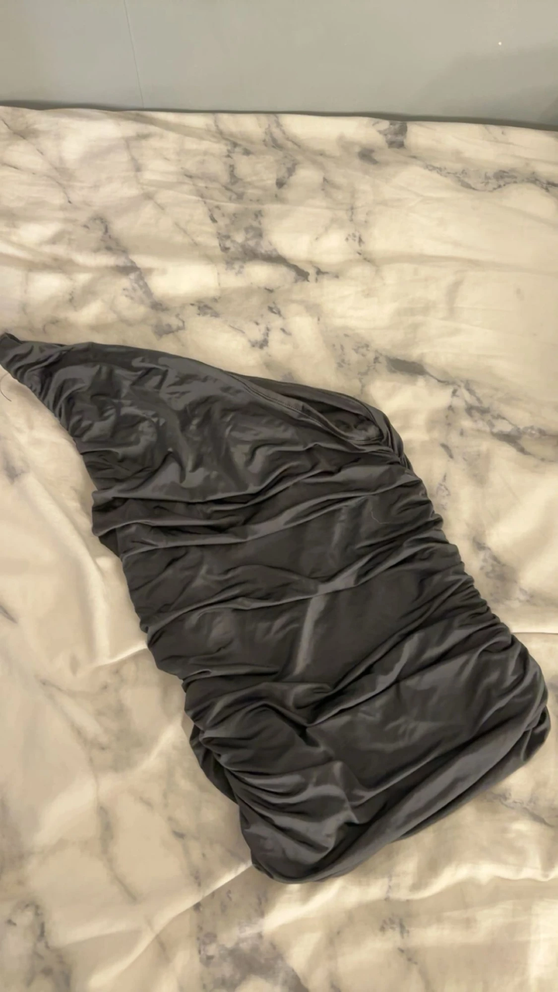 Svart one shoulder topp