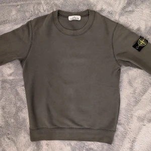 Stone Island sweatshirt - Stone Island sweatshirt i fint skick. Storlek S. Självklart äkta och qr kod finns för verifiering. Ärmarna är insydda av skräddare för bättre passform, i övrigt inga skador.