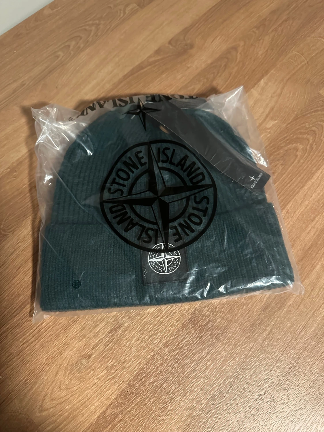 Mörkgrön ribbad mössa Stone Island