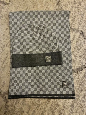 L V halsduk och mössa - Helt nya