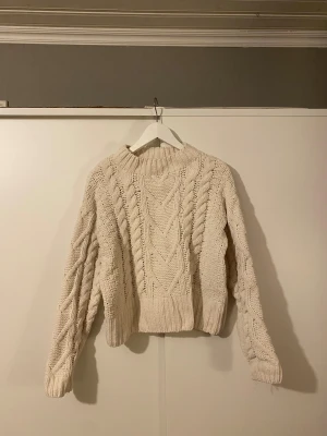 Flätstickad tröja från Lindex - Chunky stickad tröja från Lindex med grova flätstickade detaljer och bred ribbad krage. Väldigt mjukt, lite fluffigt, material. Säljs pga storlek