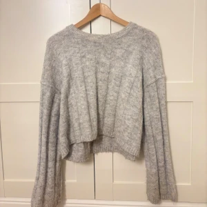 Stickad tröja - Grå stickad tröja, den är lite kortare så att man ser lite av magen vilket jag tycker är väldigt snyggt. Skriv till mig privat om man vill ha bild på så skickar jag! Jag har inte alls använt denna många gånger så inga defekter! Vid andra frågor skriv till mig privat 💬 annars tryck bara på ”köp nu” ❣️🍒