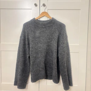 Stickad tröja Gina Tricot - Stickad tröja från Gina tricot. Den är väldigt bekväm och snygg i modellen. Har inte använt den mycket så inga defekter. Vid frågor skriv till mig privat 💬 annars tryck på köp nu ❣️🍒