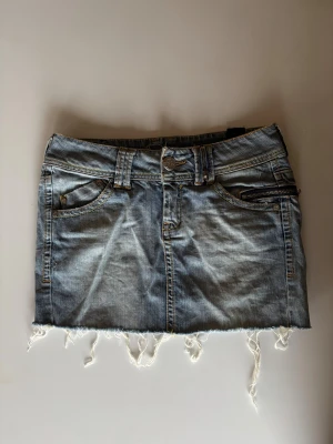 Blå jeanskjol från PHARD med rå kant - Snygg blå jeanskjol. Säljer då den inte passade mig när jag fick hem den, därför är den som ny men utan prislapp.