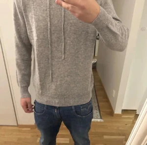 Grå kashmir hoodie - Säljer en riktigt fet beige kashmir/merinoull hoodie i storleken S. Den är i nyskick. Tröjan är i toppkvalite och är blandning mellan kashmir och merinoull. Skriv om du har några funderingar (mått, passform, pris, bilder). Mvh KC Closet.