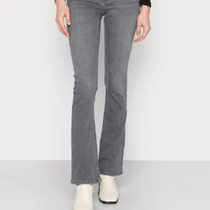 Only jeans - Gråa Jeans från only, lågmidjade. (Lånade bilder, skriv för fler) kommer ej till användning. strl xs 32 💞