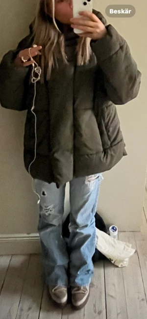 Grön pufferjacka med huva - Säljer denna populära jackan!!💕💕💕såså fin jättebra skick🥳🥳