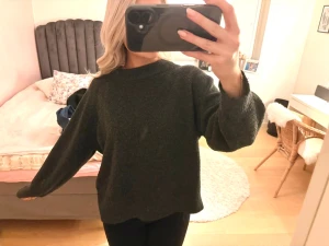 Grå stickad tröja - säljer denna grå stickade tröja från vero moda💕