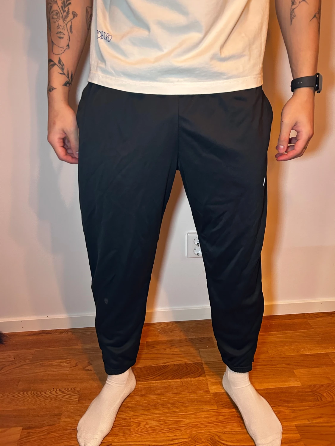 Svarta Nike mjukisbyxor tapered fit