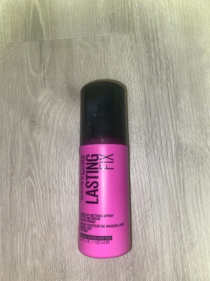 Maybelline Lasting Fix Face Mist - Maybelline Lasting Fix Face Mist är en makeup setting spray i en snygg rosa flaska med svart lock. Ger en matt finish och håller sminket på plats upp till 16 timmar. Perfekt för att fixera din look och undvika att sminket smetas ut under dagen.