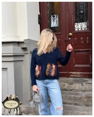 Stickad tröja - Skit cool stickad tröja med päls fickor! Storleken är 38 men passar S-M! Bara att höra av dig vid frågor!