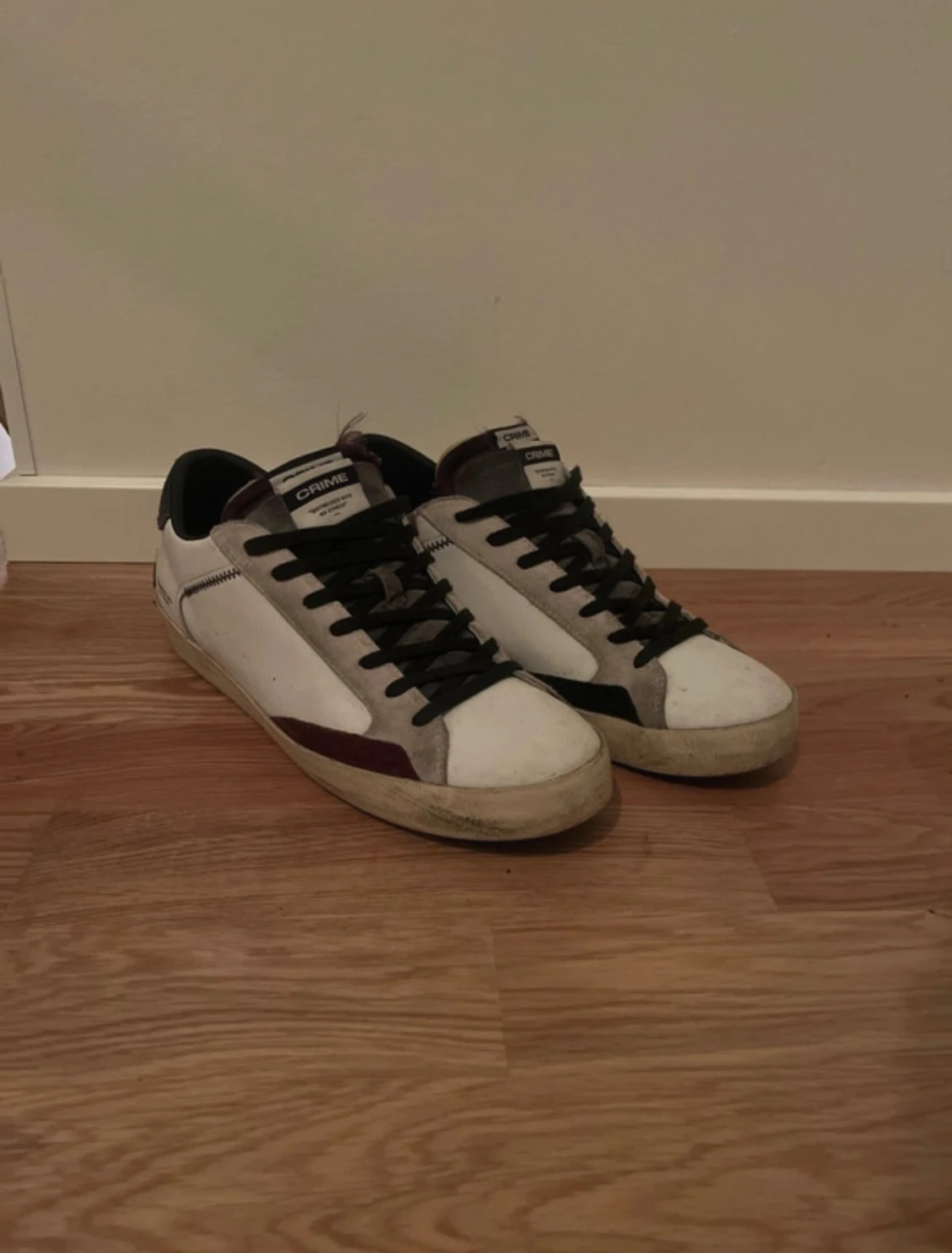 Vita sneakers från Crime London