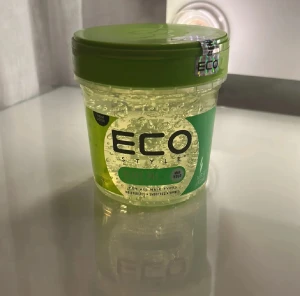 Borste och gel till slickbacks - Säljer ett set med två svarta borstar, perfekt till att göra slickbacks. Säljer också en Eco gel som också är väldigt bra för slickbacks