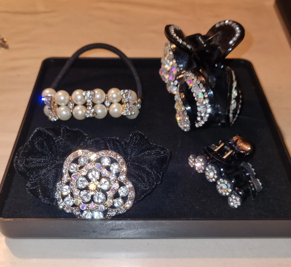 Set med glittriga hårklämmor och hårbandet. 