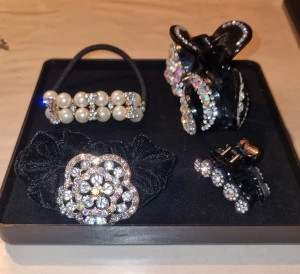 Set med glittriga hårklämmor och hårbandet.  - Ett lyxigt set med hårklämmor och hårbandet i olika olika vackra strass. Passar perfekt för alla typer av fester.