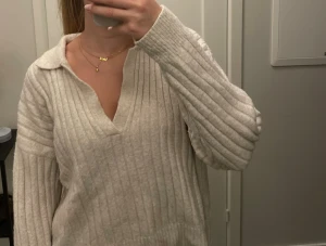 Stickad tröja weekday - Den mysigaste stickade tröjan! Är XS men sitter oversized!🤍🤍