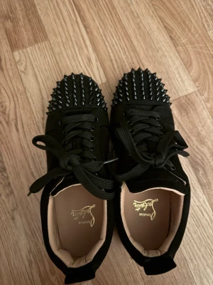 louboutin sneakers - assnygga louboutin sneakers i storlek 37. Säljes då det inte är min stil. De är sparsamt använda och i superfint skick. Fick de i present och har tyvärr inte boxen kvar men har kvitto