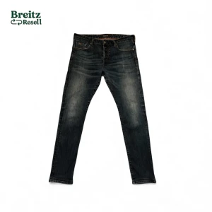 Mörkblå slim fit jeans - Mörkblå tvättade Scotch & Soda jeans som använts en del men är i väldigt bra skick                 Ända defekten är en liten brun fettfläck på högerlåret som knappt märks (kommer förmodligen försvinna efter 1-2 tvättar) fläcken syns (knappt) på bild 7                                         Storlek 33/34
